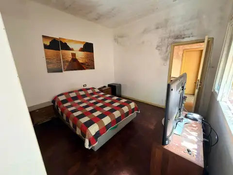 RETAZADO Casa en venta en Monte Castro a reciclar con 38mts de fondo