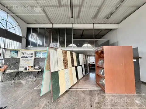 Local comercial con oficina y galpon en venta, Quilmes. Excelente ubicación para diversos rubros.