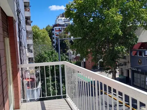 Depto 3 amb con balcón al frente   