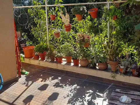 PH x pasillo es casi 2Amb.reciclado con entrepiso y terraza chica propia baño-cocina a gas equipada