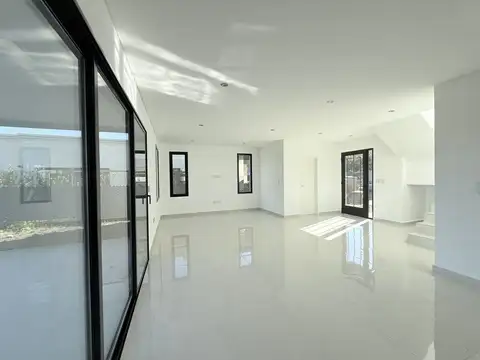 Casa en Venta con 3 cocheras