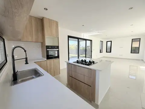 Casa 5 ambientes con 3 baños