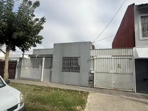 VENTA CASA 3 AMBIENTE CON PATIO Y COCHERA VILLA DE MAYO