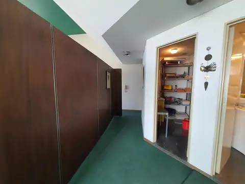 Oficina, con baño privado, kitchenette  y terraza
