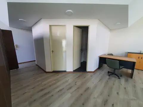 Oficina, con baño privado, kitchenette  y terraza
