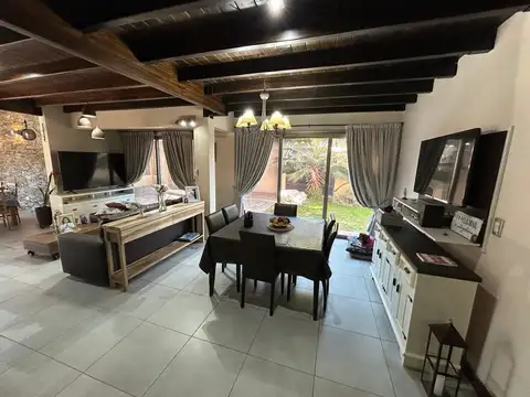 Casa en Venta con 2 cocheras