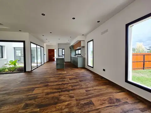 Casa 5 ambientes con 3 baños