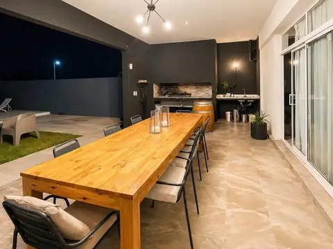 Casa 4 ambientes con 2 baños