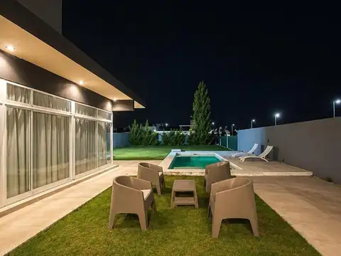 Casa en Venta con 3 cocheras