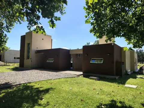 NUEVO (2 AÑOS) CASA EN BARRIO MALVINAS 2 - 2.100 M2 TOT GARAGE PISCINA QUINCHO PARRILLA