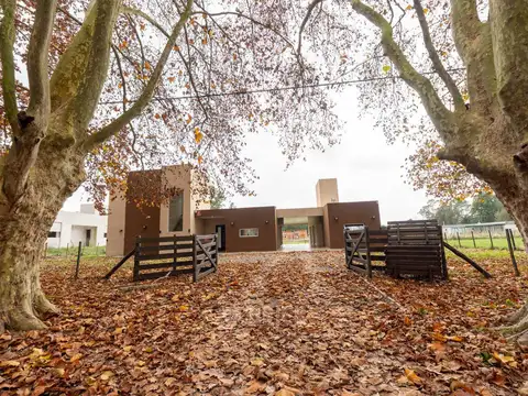 NUEVO (2 AÑOS) CASA EN BARRIO MALVINAS 2 - 2.100 M2 TOT GARAGE PISCINA QUINCHO PARRILLA