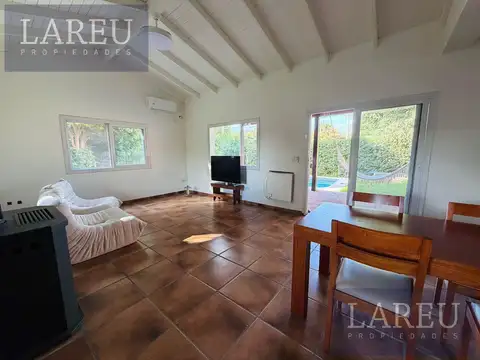 Casa 4 ambientes con 2 baños