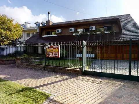 Excelente casa de 6 ambientes con jardín parquizado, quincho y pileta.