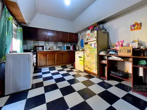 Casa 9 ambientes con 4 baños