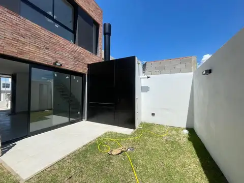 Casa 4 ambientes con 3 baños