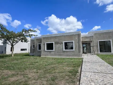 Casa estilo francés en venta en barrio San Matías, al agua (Entrega Junio 2026)