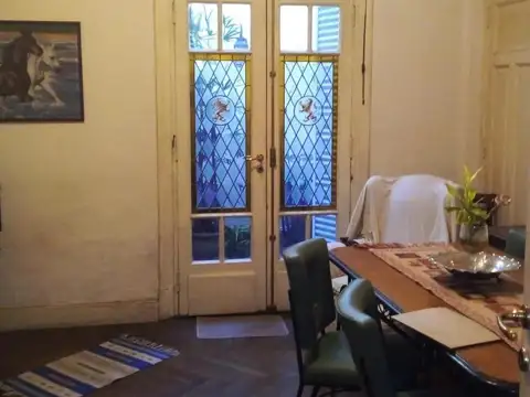 Amplio Departamento 2 Ambientes con Dependencia, Dos Patios y Parrilla