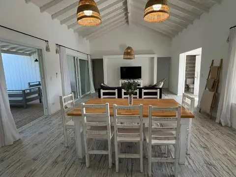 Casa 4 ambientes con 2 baños