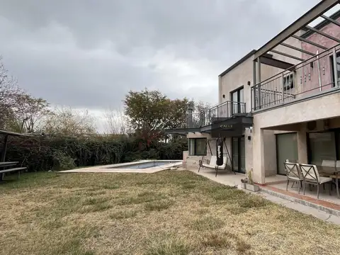 Casa en venta c/ cochera en Maipú