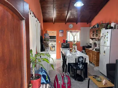 Casa + Local Comercial + 2 Deptos en Garín
