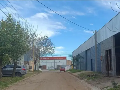 Depósito. Doble ingreso.Total 180 m².