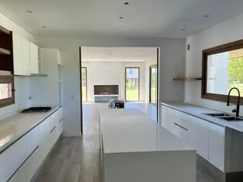 Casa 8 ambientes con 4 baños