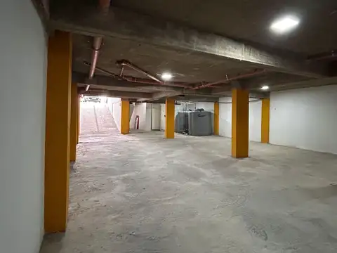 Cochera cubierta  en subsuelo en Banfield oeste
