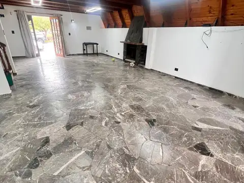 Casa en Alquiler con 2 cocheras