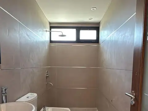 Casa 8 ambientes con 2 baños