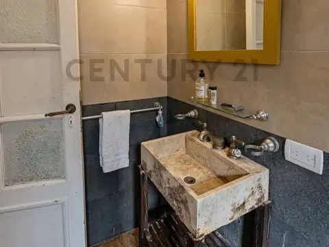 Departamento de 4 ambientes con patio y dependencia en una ubicación privilegiada de Balvanera