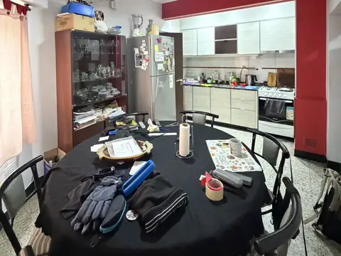 Casa de dos plantas en Ludueña — con terraza, quincho y parrilla propia