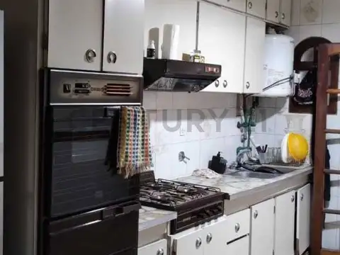 7 esquina 513. Casa con dos dormitorios con cochera para dos autos.