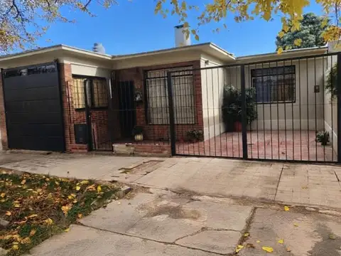 Casa de 3 dormitorios con patio grande y cochera doble – Barrio Cementista – Las Heras