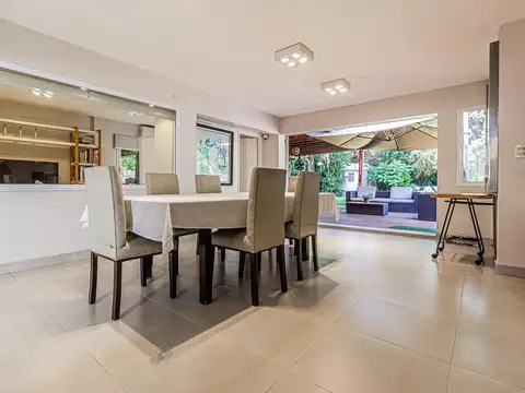 Casa en Alquiler con 3 cocheras