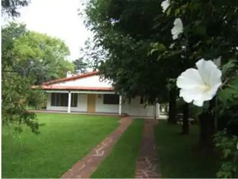 Casaquinta en Barrio Parque Peró