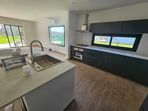 Casa en Alquiler con 1 cochera