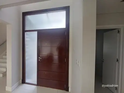 Casa en Alquiler con 2 cocheras