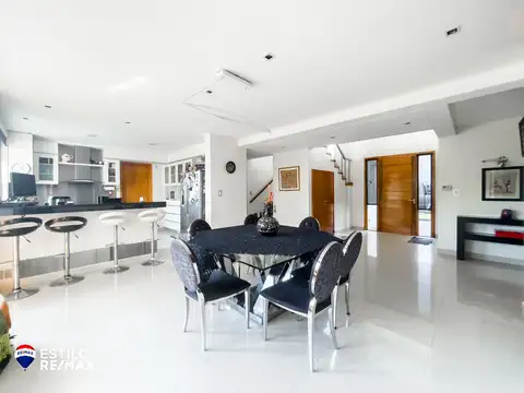 Casa en Venta con 2 cocheras