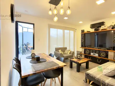 Duplex en venta dos dormitorios + cochera en Los Hornos
