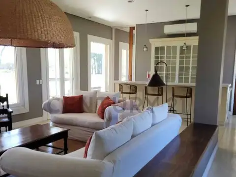 Casa 5 ambientes con 3 baños