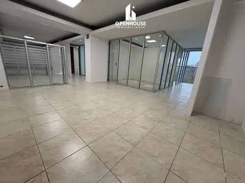 OPENHOUSE presenta en alquiler impactante oficina en Edificio Centro Cívico.