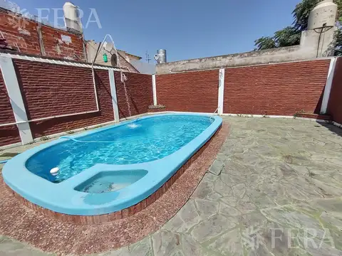 Venta de casa de 3 ambientes con cochera y piscina en Lanús Este