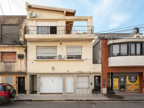 Venta edificio con 3 departamentos y cochera