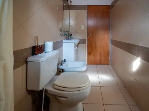 Venta edificio con 3 departamentos y cochera