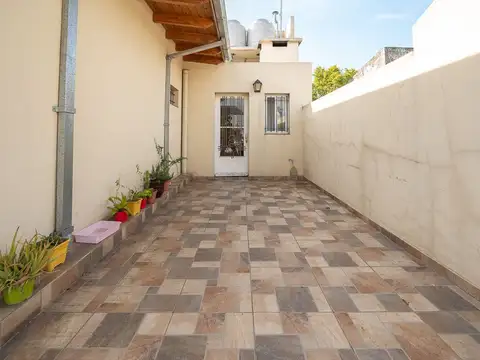 Venta edificio con 3 departamentos y cochera