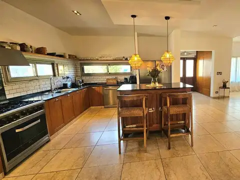 Casa 4 ambientes con 3 baños