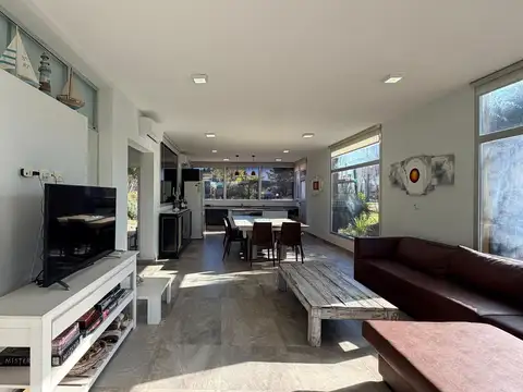 Casa 5 ambientes con 3 baños