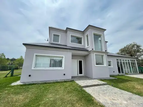 Casa 6 ambientes con 5 baños
