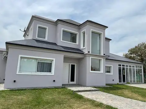 Casa en Venta con 2 cocheras