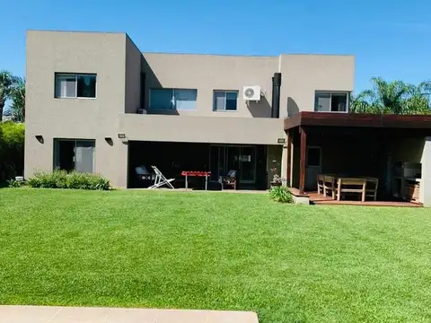 Casa en Venta con 2 cocheras